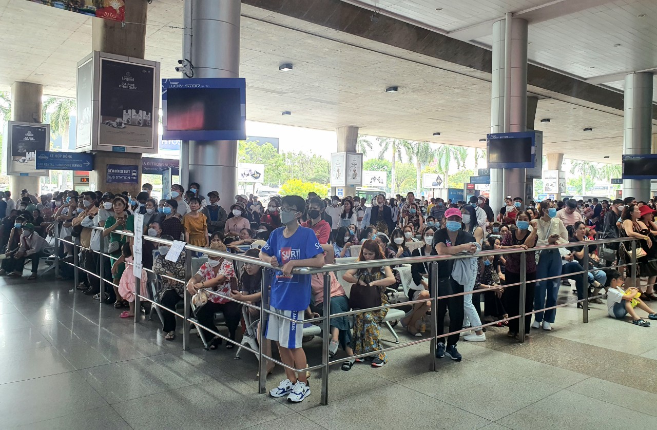 Hàng ngàn người đứng, ngồi ở sân bay Tân Sơn Nhất chờ đón Việt kiều - Ảnh 4.