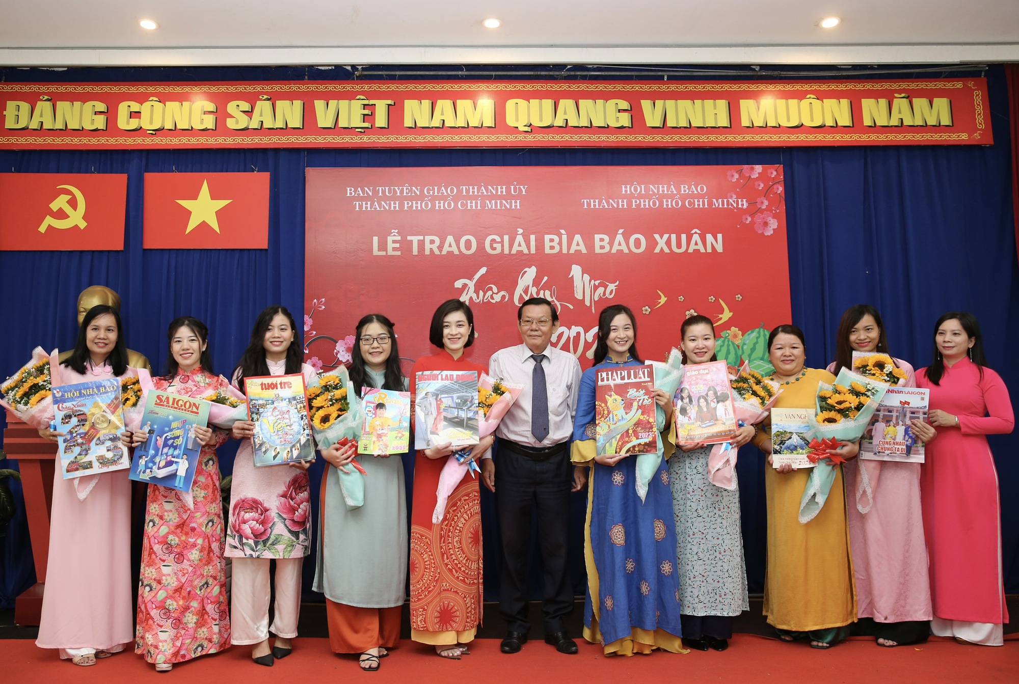 Trao giải bìa báo xuân Quý Mão 2023 và khai trương sạp báo xuân tại Đường sách TP HCM - Ảnh 4.