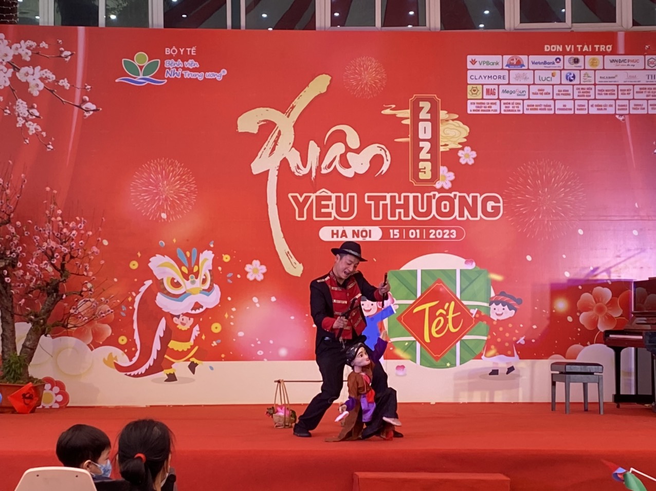 Hàng ngàn bệnh nhân được sắm Tết tại những gian hàng 0 đồng - Ảnh 3. Hàng ngàn bệnh nhân được sắm Tết tại những gian hàng 0 đồng - Ảnh 3.