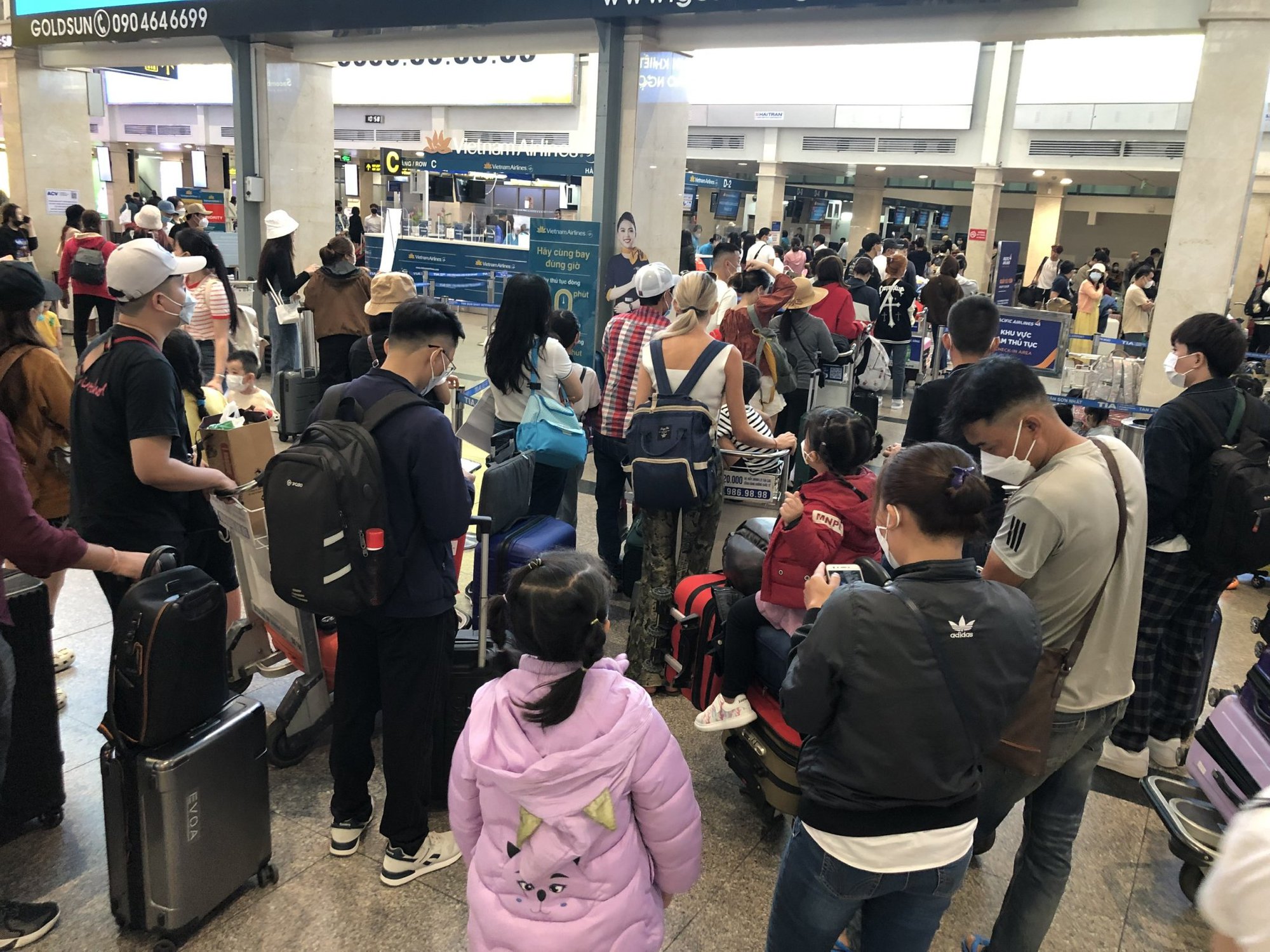 Dòng người xếp hàng dài đợi làm thủ tục ở sân bay Tân Sơn Nhất - Ảnh 10.