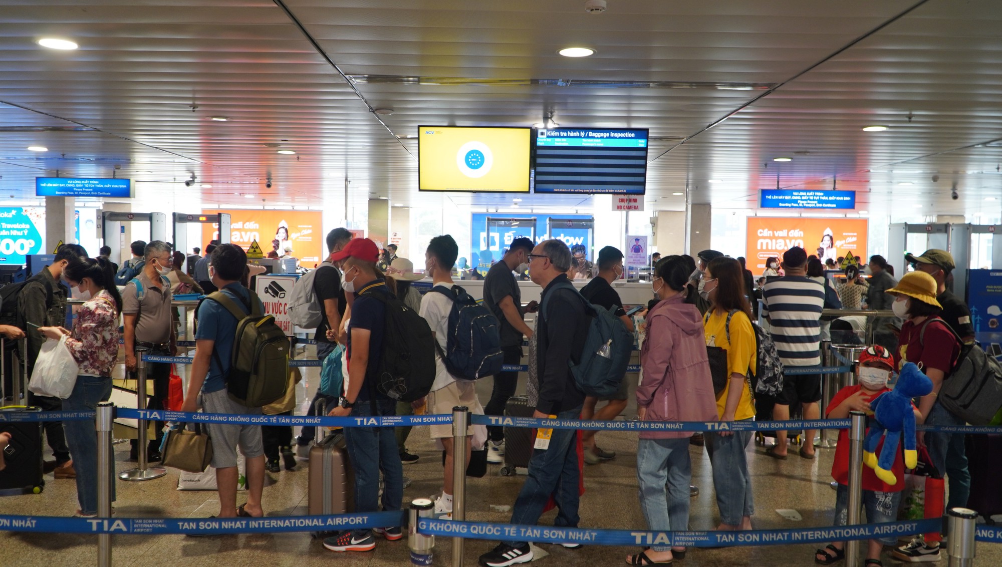 Dòng người xếp hàng dài đợi làm thủ tục ở sân bay Tân Sơn Nhất - Ảnh 3.