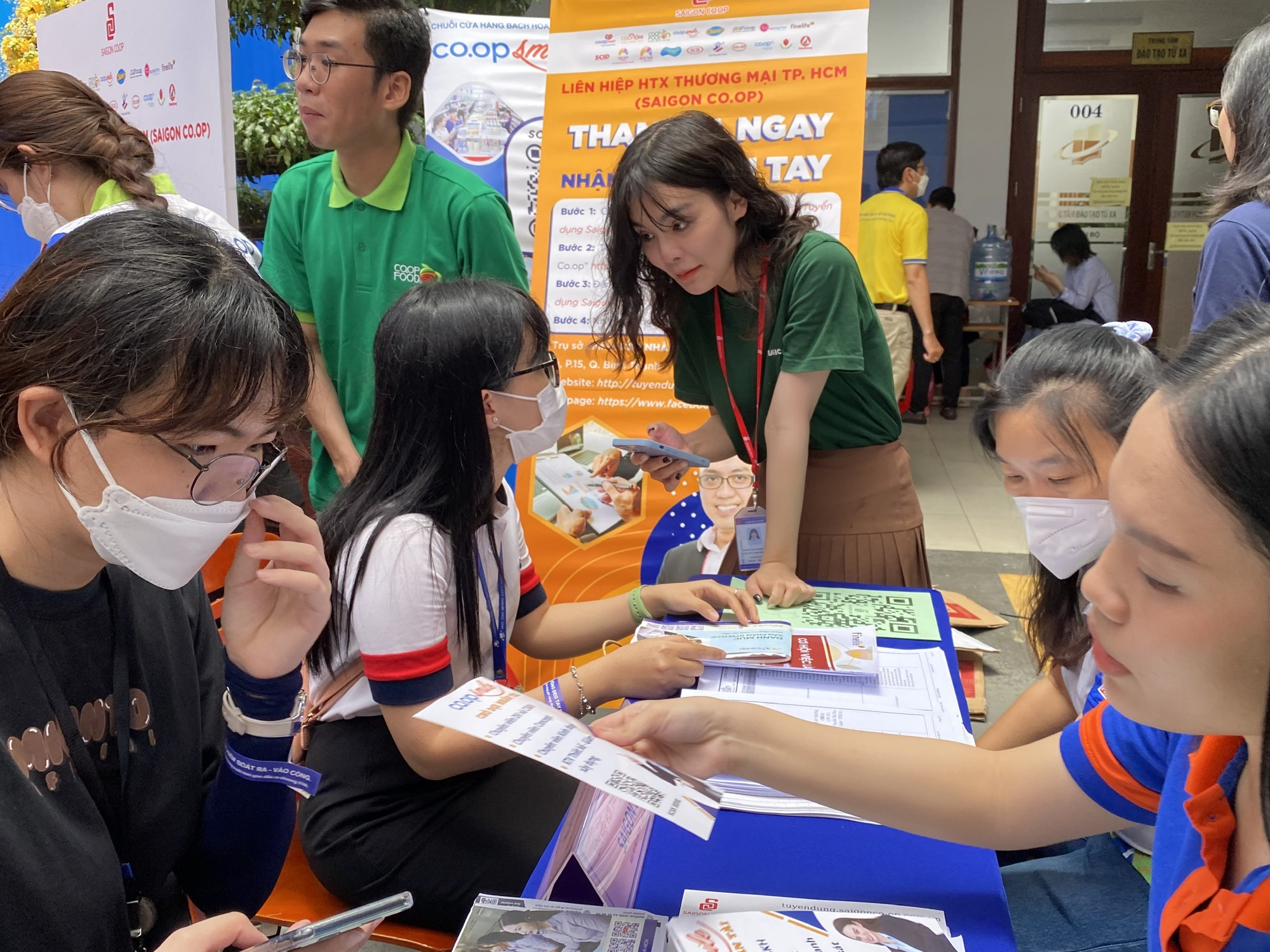 Sinh viên làm việc tại siêu thị