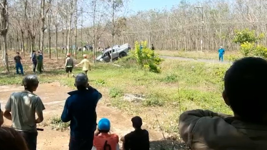 Va chạm với xe bán tải, 2 người đi xe máy tử vong tại chỗ - Ảnh 1.