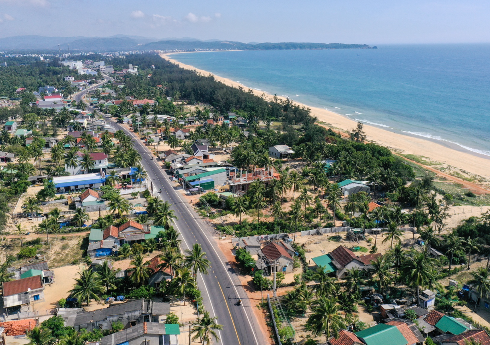 Bí thư Tỉnh uỷ Bình Định: Đầu tư đường để phát triển kinh tế - xã hội - Ảnh 1.