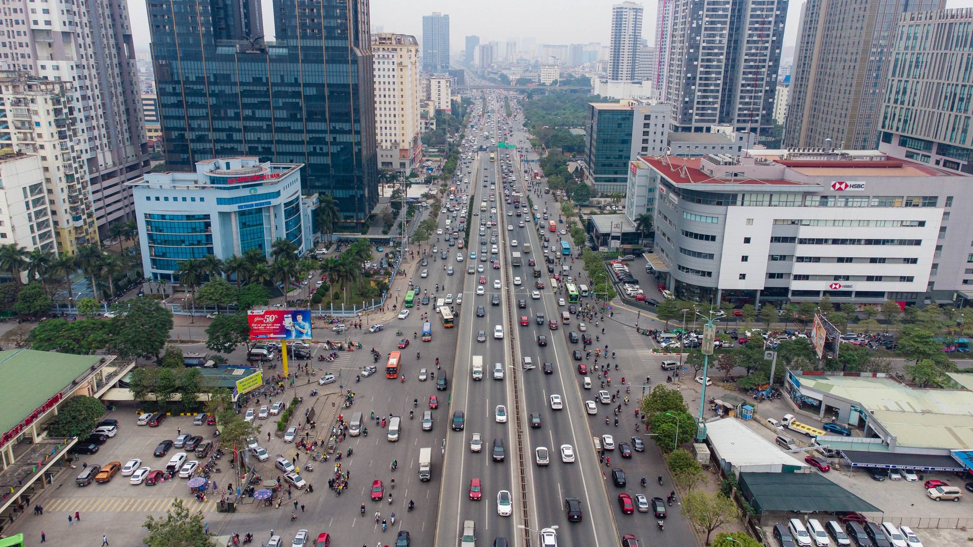 Người dân về quê, bến xe nhộn nhịp ngày cận Tết - Ảnh 8.