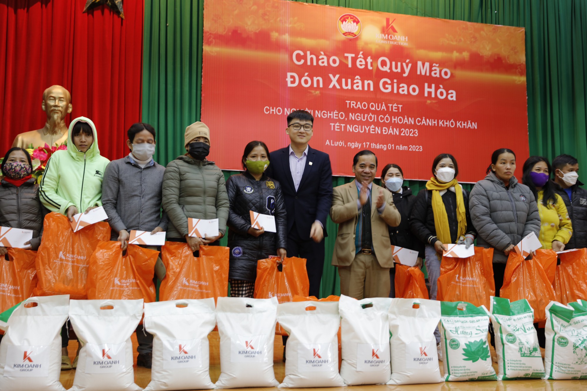 Quỹ từ thiện Kim Oanh tặng 8.000 phần quà Tết và giúp xây 10 căn nhà tình thương - Ảnh 2.
