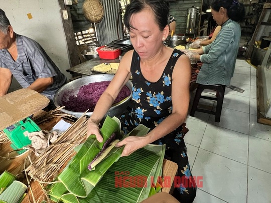 CLIP: Quyến rũ với cách làm và màu sắc tuyệt đẹp của bánh tét lá cẩm tại Cần Thơ - Ảnh 6.