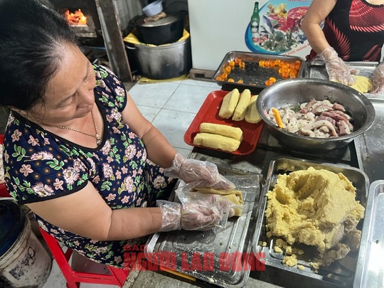 CLIP: Quyến rũ với cách làm và màu sắc tuyệt đẹp của bánh tét lá cẩm tại Cần Thơ - Ảnh 5.