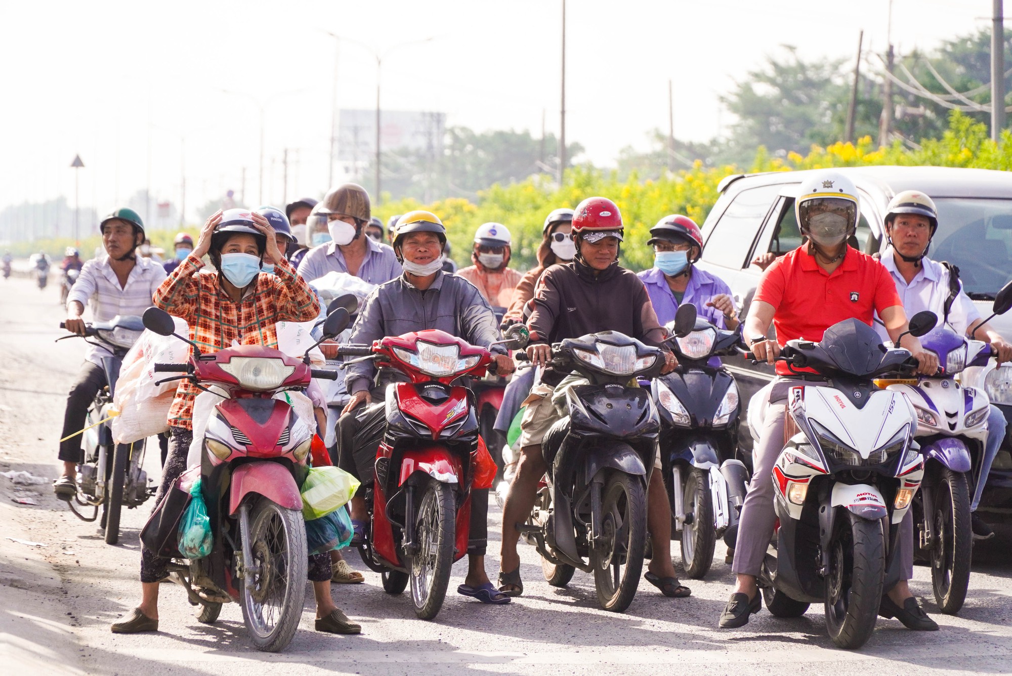 Người dân miền Tây lỉnh kỉnh đồ đạc, đổ xô về quê đón Tết - Ảnh 16.