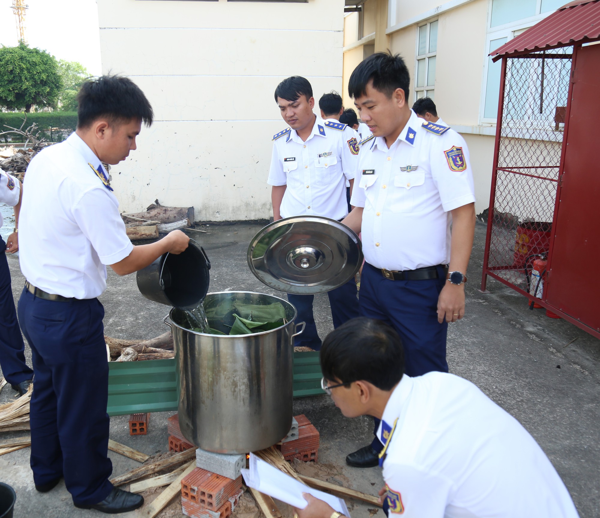 Cảnh sát biển ở Phú Quốc tranh tài gói bánh chưng xanh - Ảnh 1.