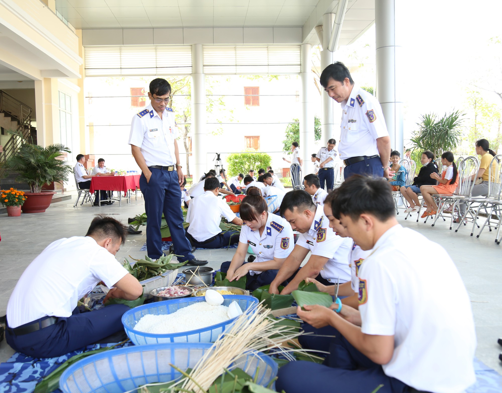 Cảnh sát biển ở Phú Quốc tranh tài gói bánh chưng xanh - Ảnh 3.