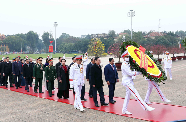 Lãnh đạo Đảng, Nhà nước vào Lăng viếng Chủ tịch Hồ Chí Minh - Ảnh 1.