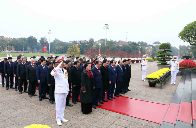 Lãnh đạo Đảng, Nhà nước vào Lăng viếng Chủ tịch Hồ Chí Minh - Ảnh 2.