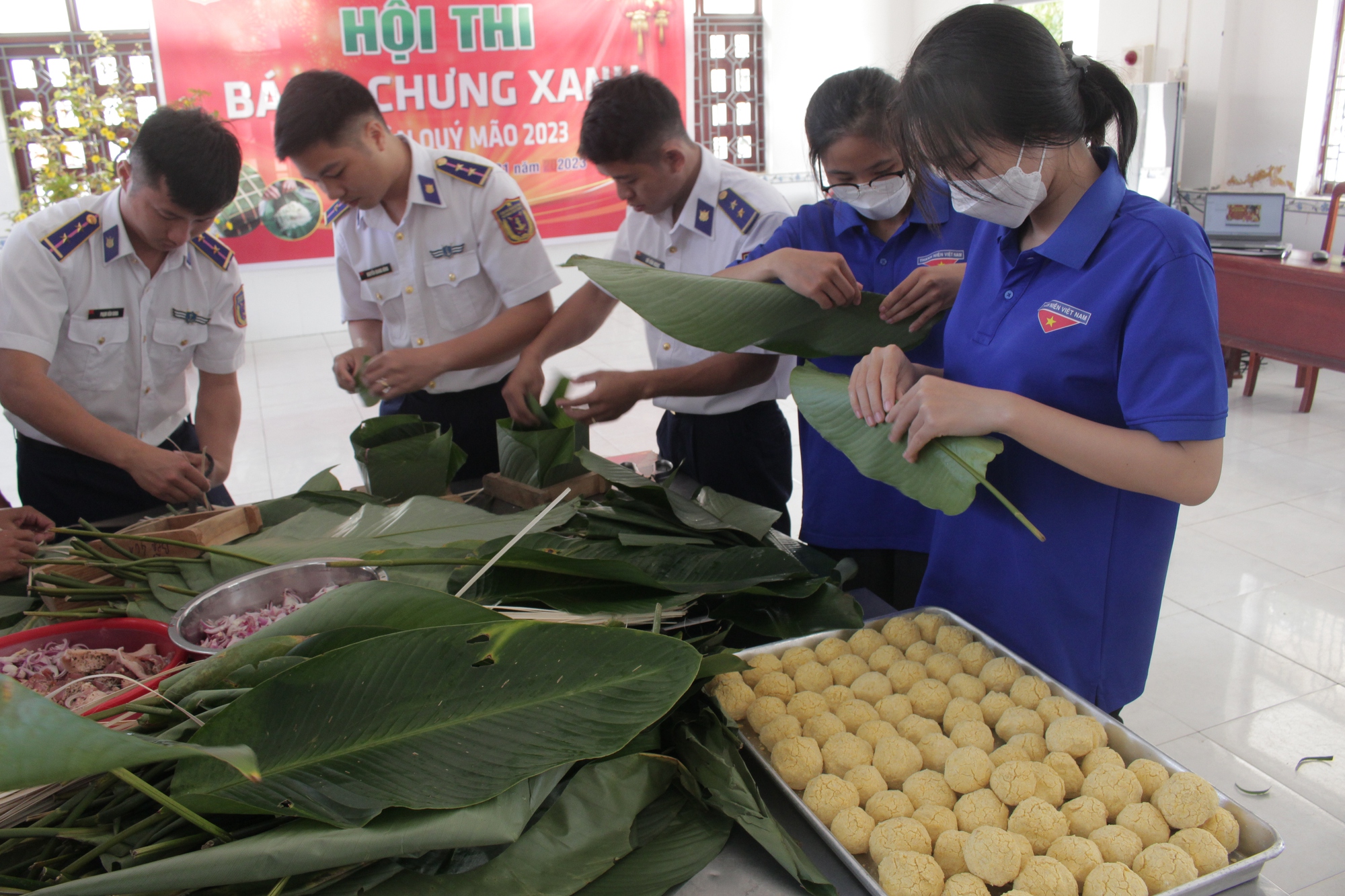 Cảnh sát biển ở Phú Quốc tranh tài gói bánh chưng xanh - Ảnh 9.