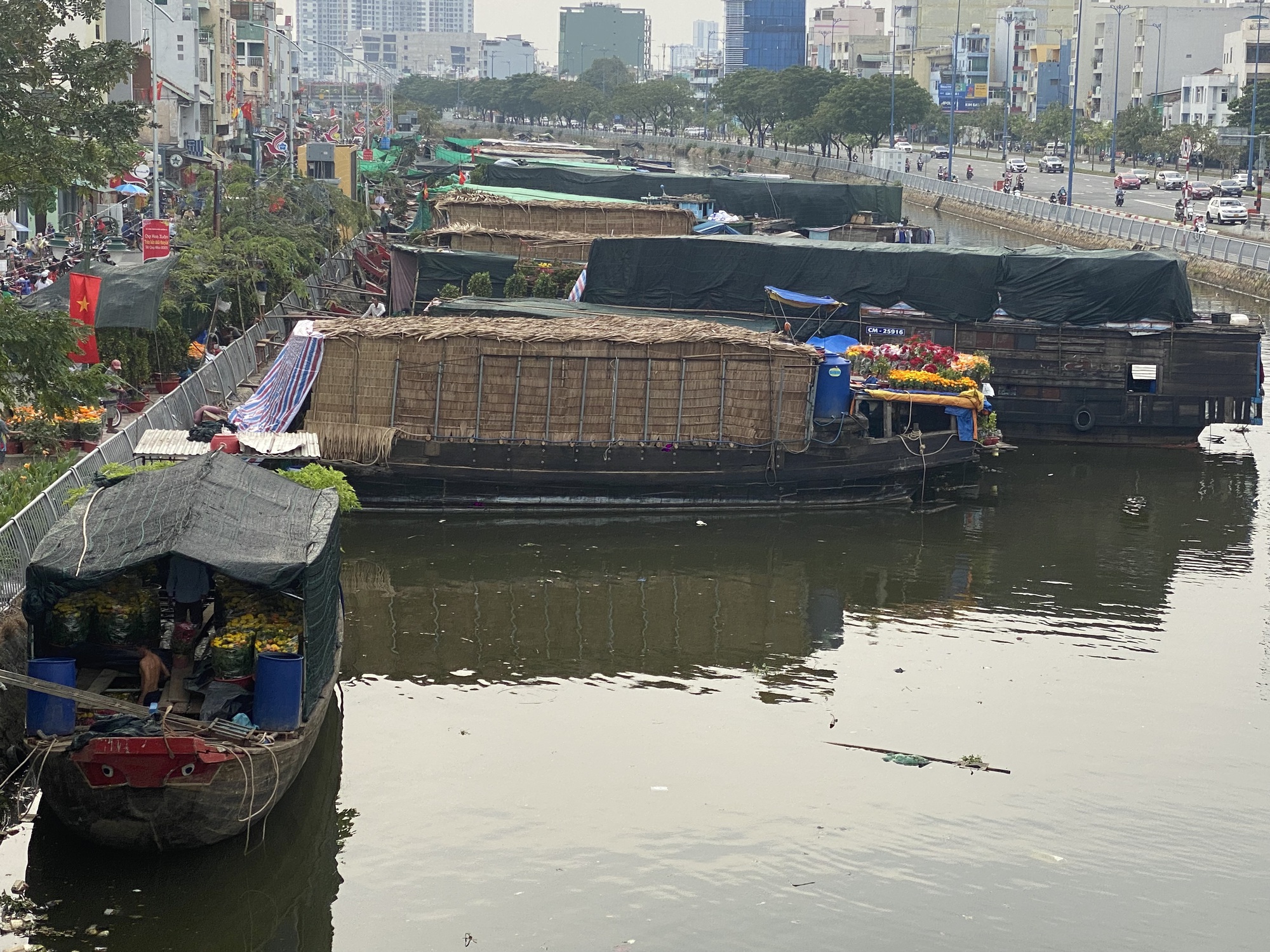 Ghe chở hoa kiểng Tết cập Bến Bình Đông nhiều chưa từng thấy - Ảnh 18.