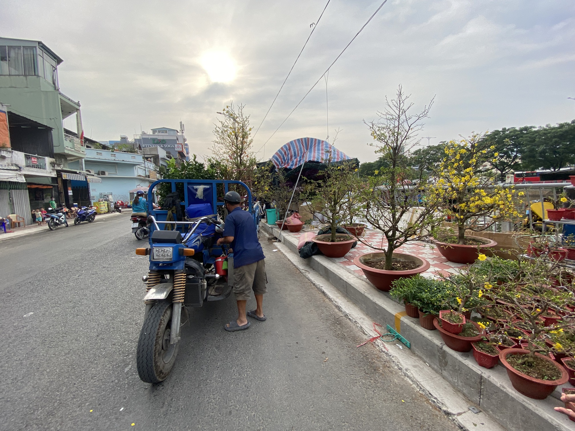 Ghe chở hoa kiểng Tết cập Bến Bình Đông nhiều chưa từng thấy - Ảnh 6.