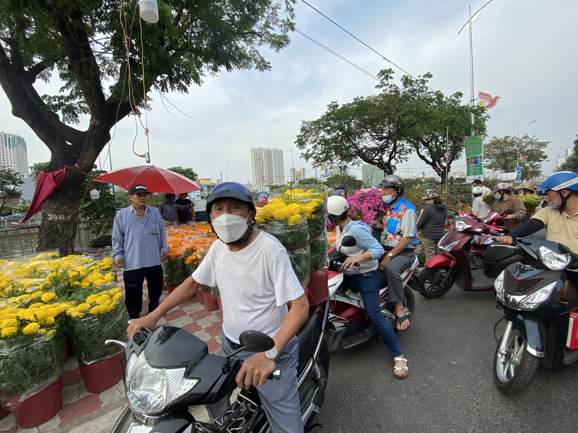 Ghe chở hoa kiểng Tết cập Bến Bình Đông nhiều chưa từng thấy - Ảnh 9.