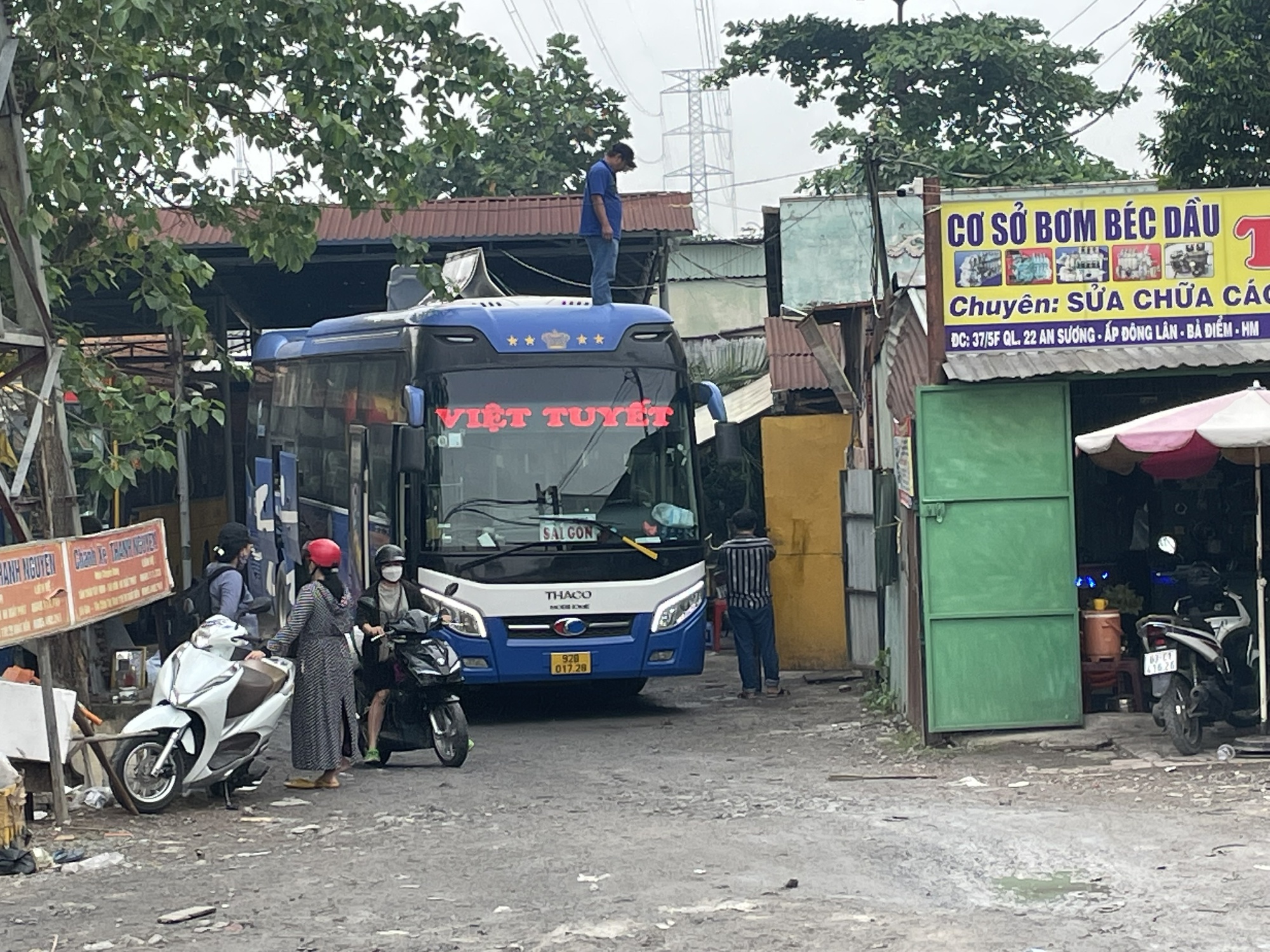 Nhà ga, bến xe đông nghẹt người đổ về quê ăn Tết - Ảnh 8.