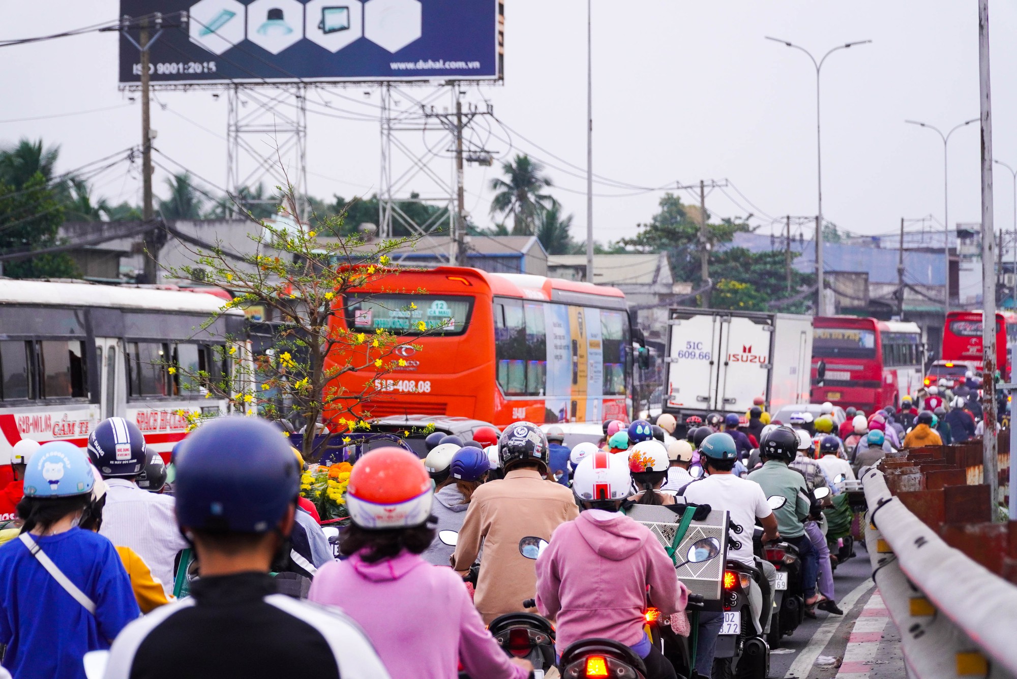 Người dân miền Tây lỉnh kỉnh đồ đạc, đổ xô về quê đón Tết - Ảnh 2.