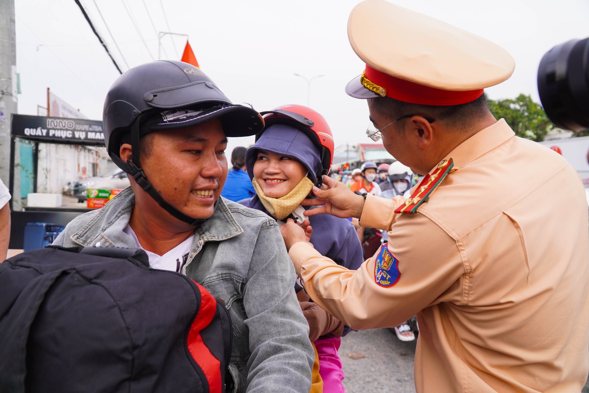 Người dân miền Tây lỉnh kỉnh đồ đạc, đổ xô về quê đón Tết - Ảnh 5.