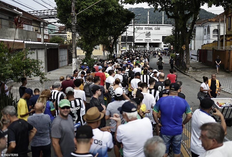 Hàng nghìn người hâm mộ tiễn biệt lần cuối Vua bóng đá Pele - Ảnh 12.