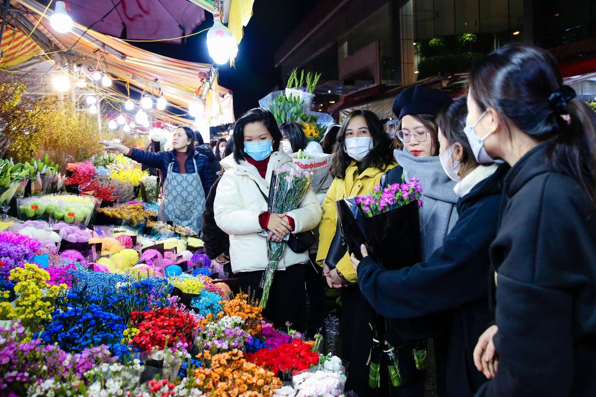 Khung cảnh tấp nập tại chợ hoa Quảng An ngày cận Tết - Ảnh 6.
