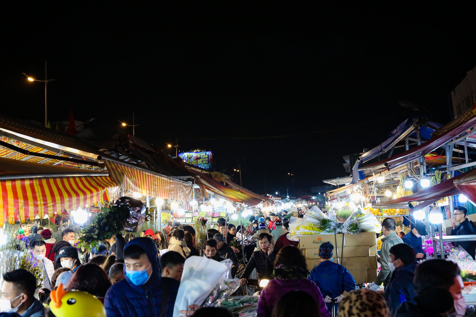 Khung cảnh tấp nập tại chợ hoa Quảng An ngày cận Tết - Ảnh 10.