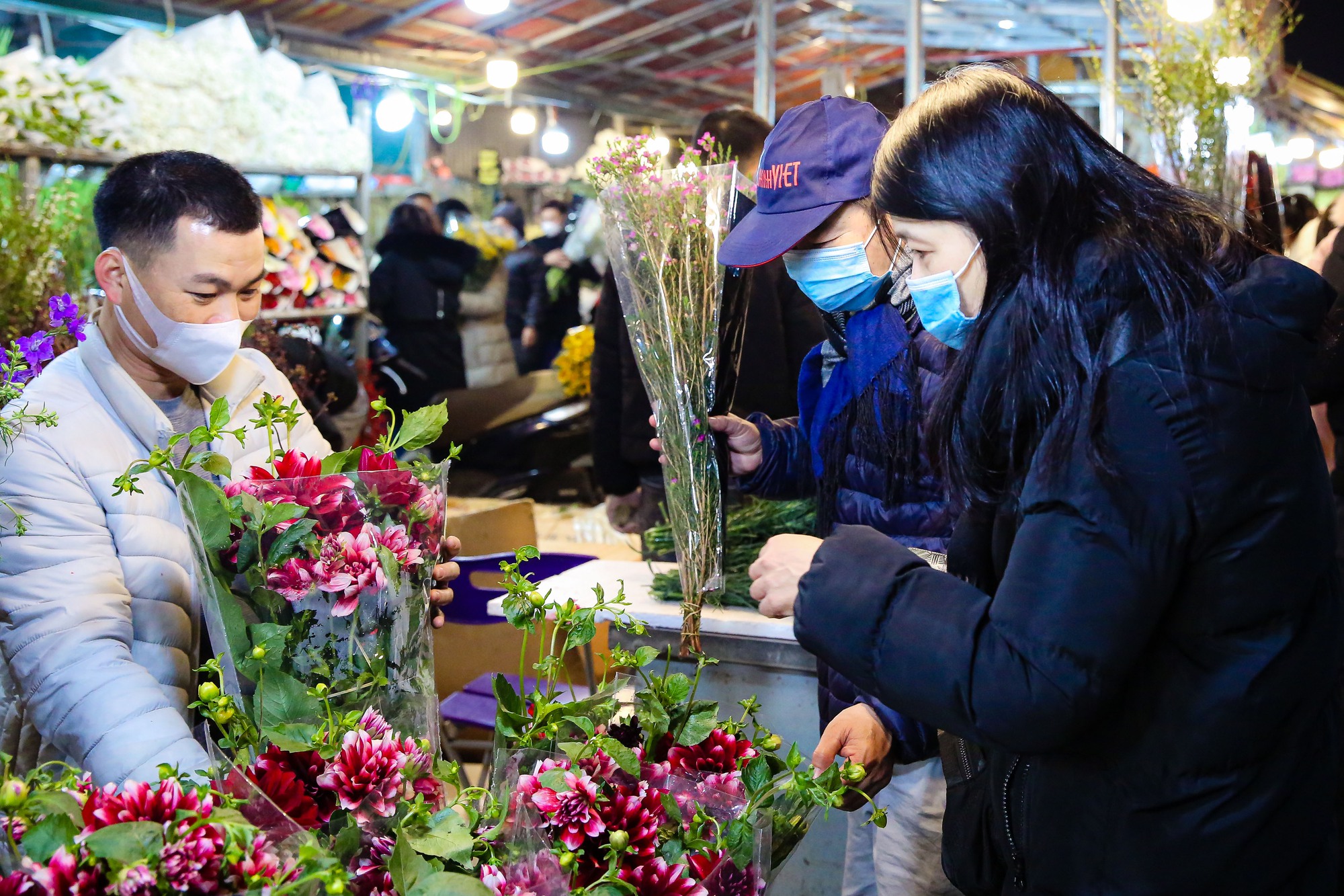 Khung cảnh tấp nập tại chợ hoa Quảng An ngày cận Tết - Ảnh 12.