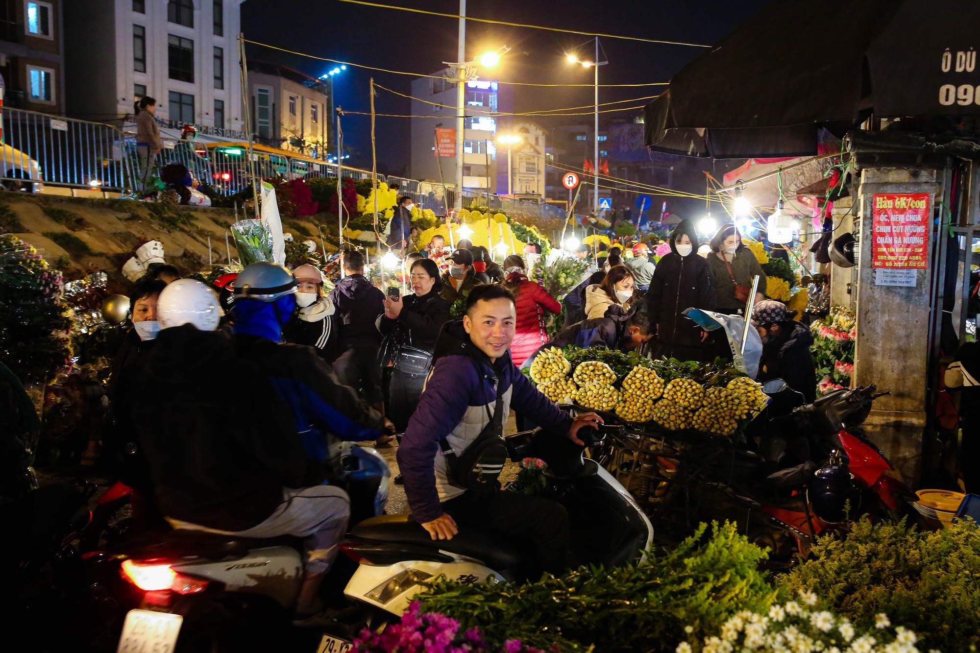 Khung cảnh tấp nập tại chợ hoa Quảng An ngày cận Tết - Ảnh 2.