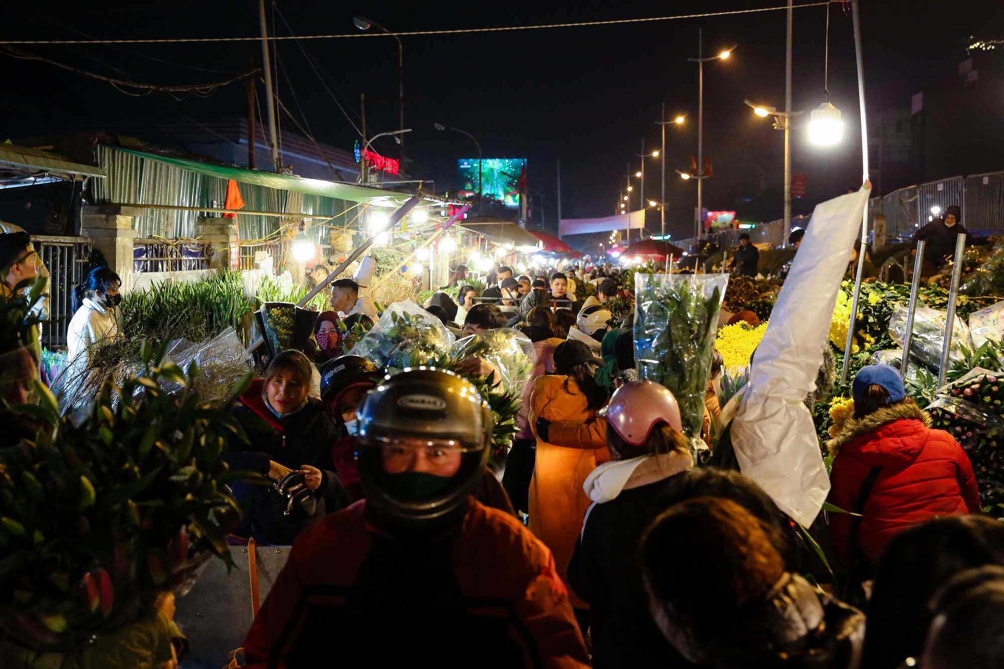 Khung cảnh tấp nập tại chợ hoa Quảng An ngày cận Tết - Ảnh 9.