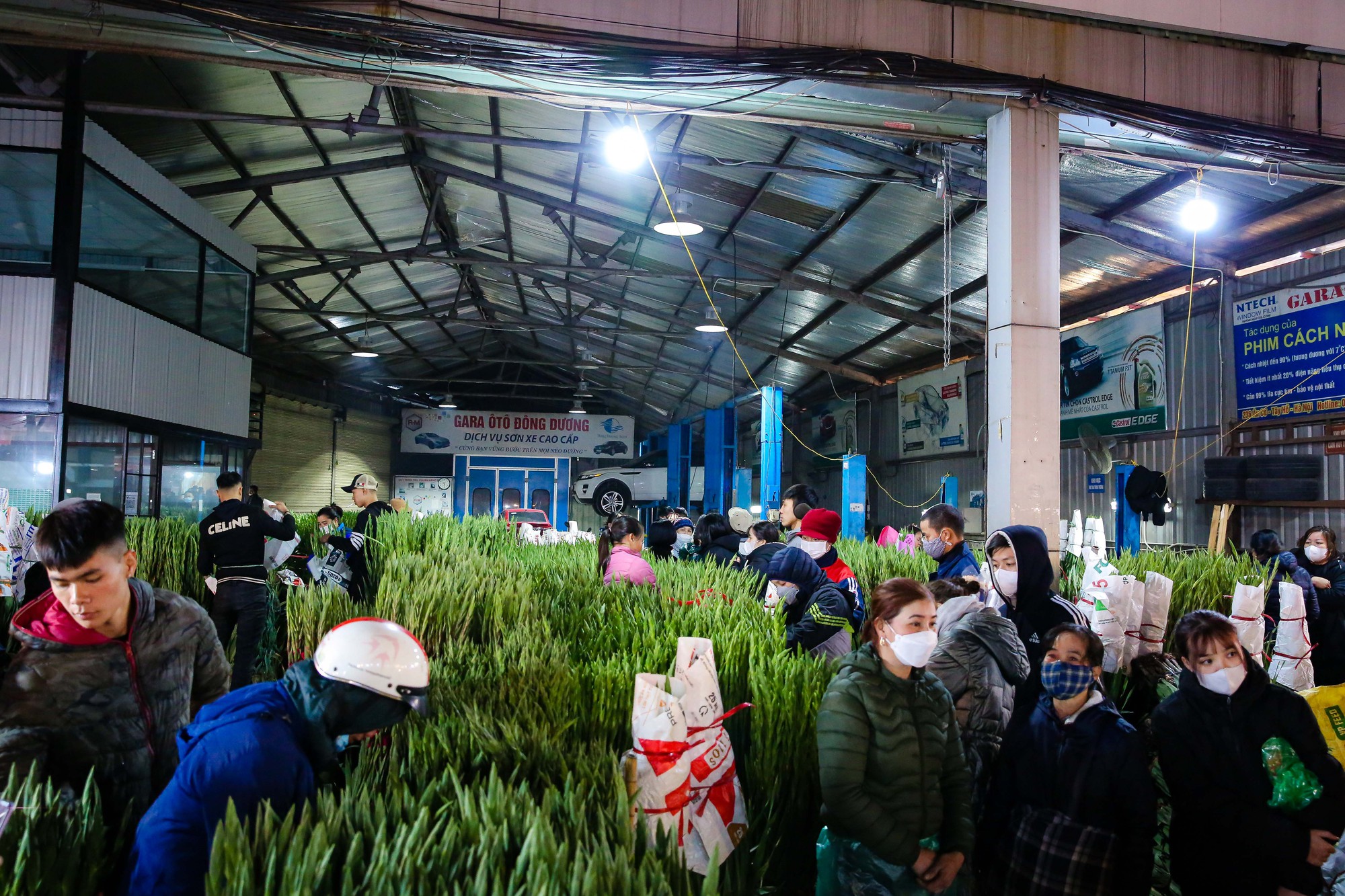 Khung cảnh tấp nập tại chợ hoa Quảng An ngày cận Tết - Ảnh 8.