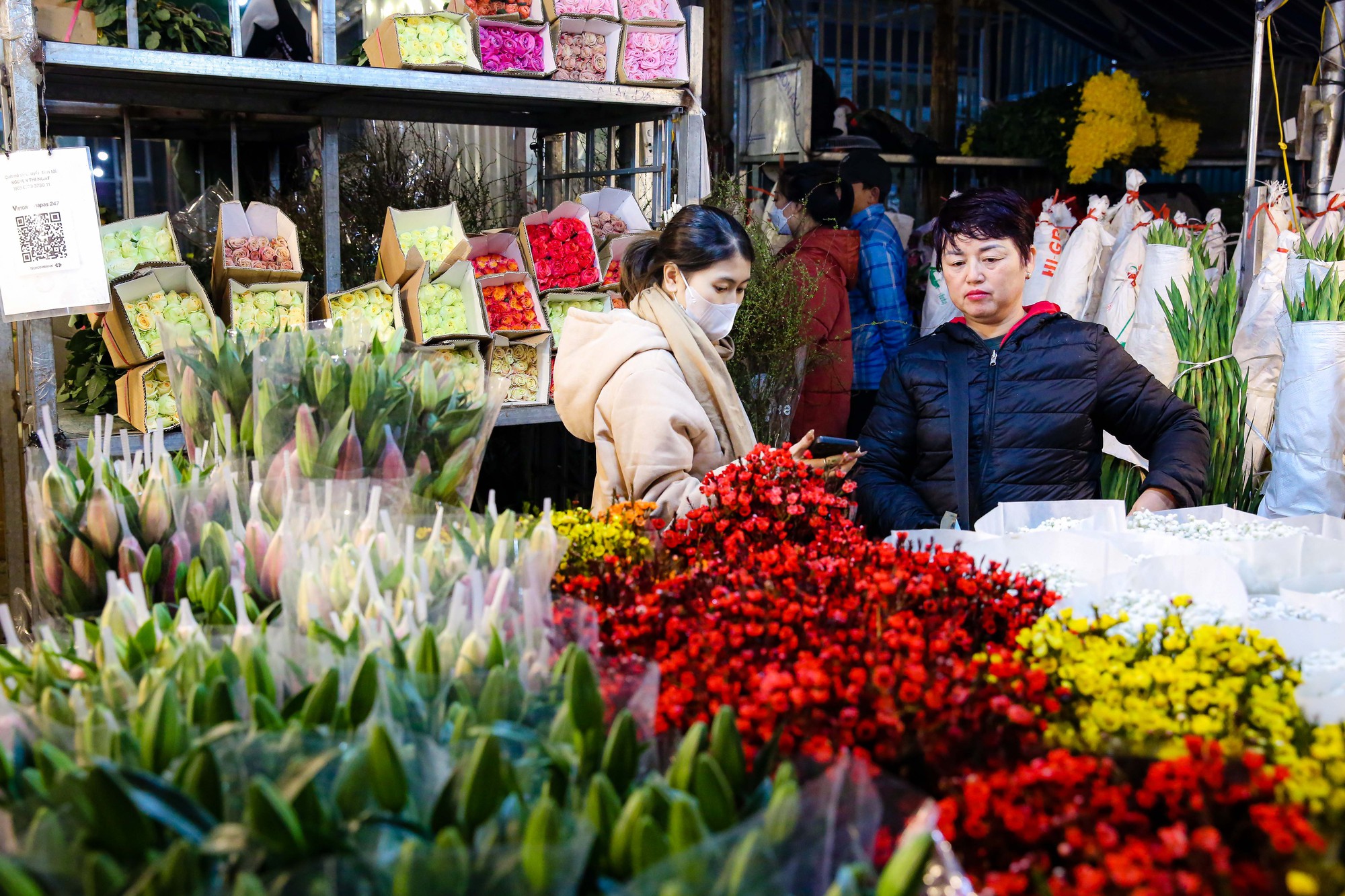 Khung cảnh tấp nập tại chợ hoa Quảng An ngày cận Tết - Ảnh 4.