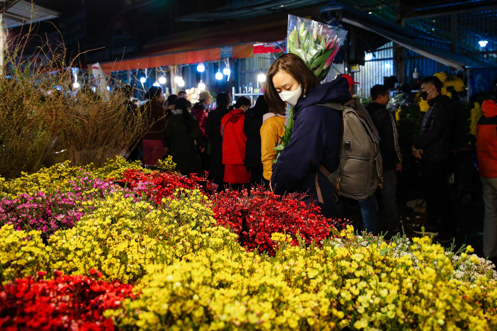 Khung cảnh tấp nập tại chợ hoa Quảng An ngày cận Tết - Ảnh 11.