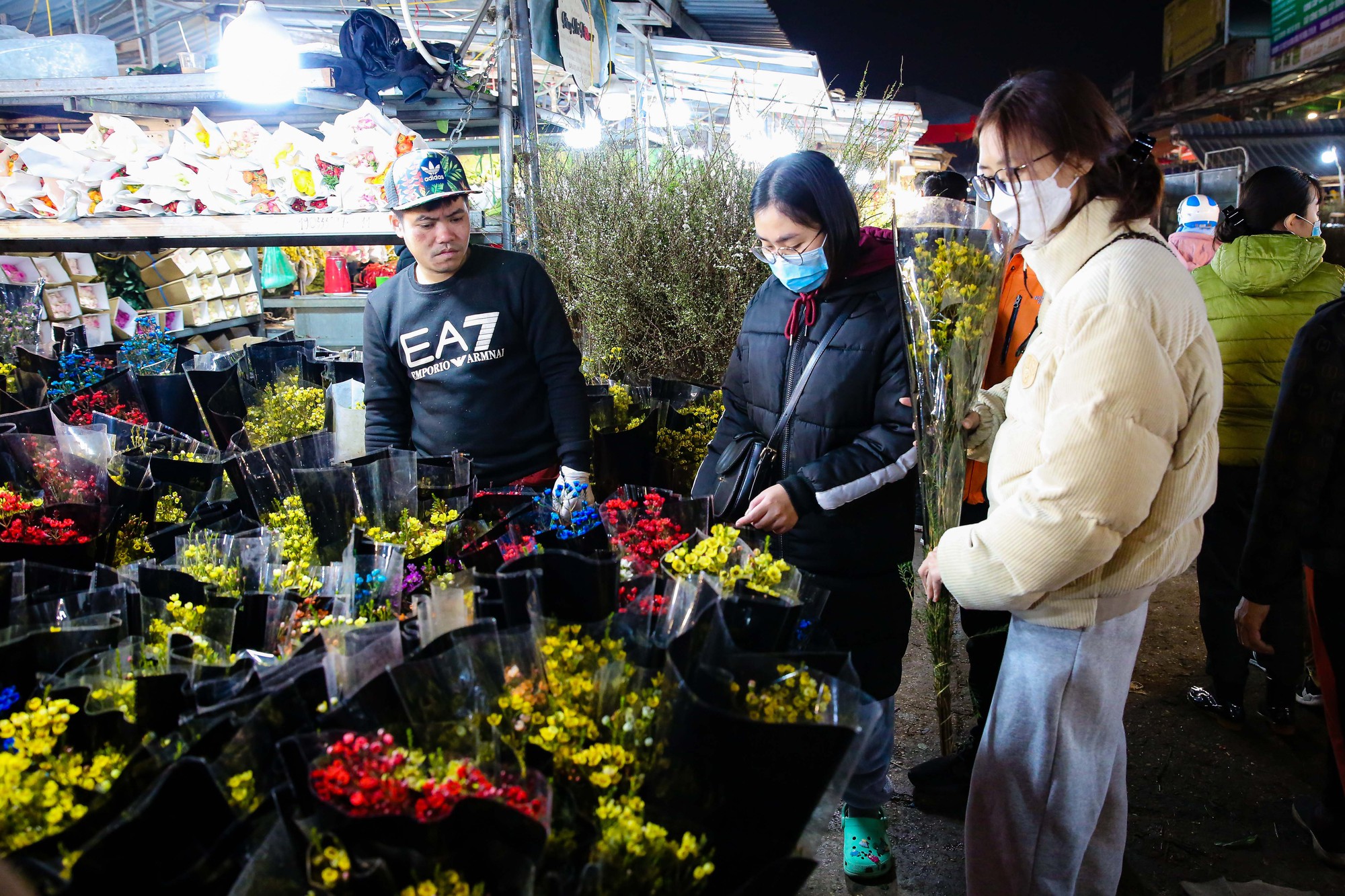 Khung cảnh tấp nập tại chợ hoa Quảng An ngày cận Tết - Ảnh 7.