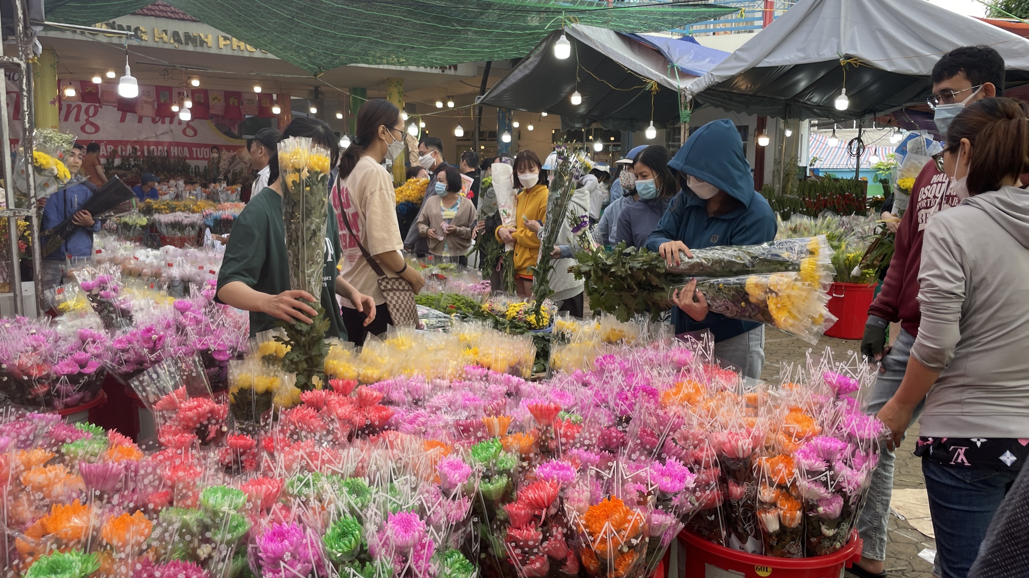 Chợ hoa Hồ Thị Kỷ đông nghẹt người, nhiều nơi &quot;xổ hàng&quot; giá rẻ