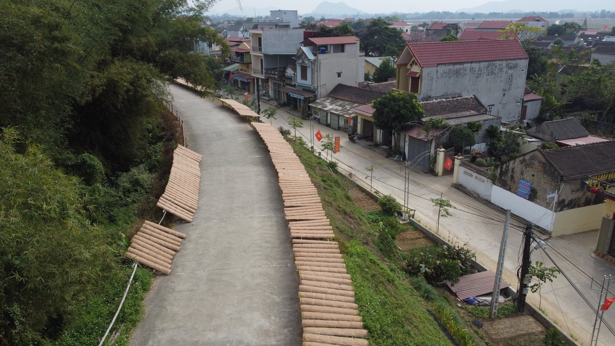 Mỏi tay tráng, quạt bánh đa phục vụ Tết - Ảnh 1.