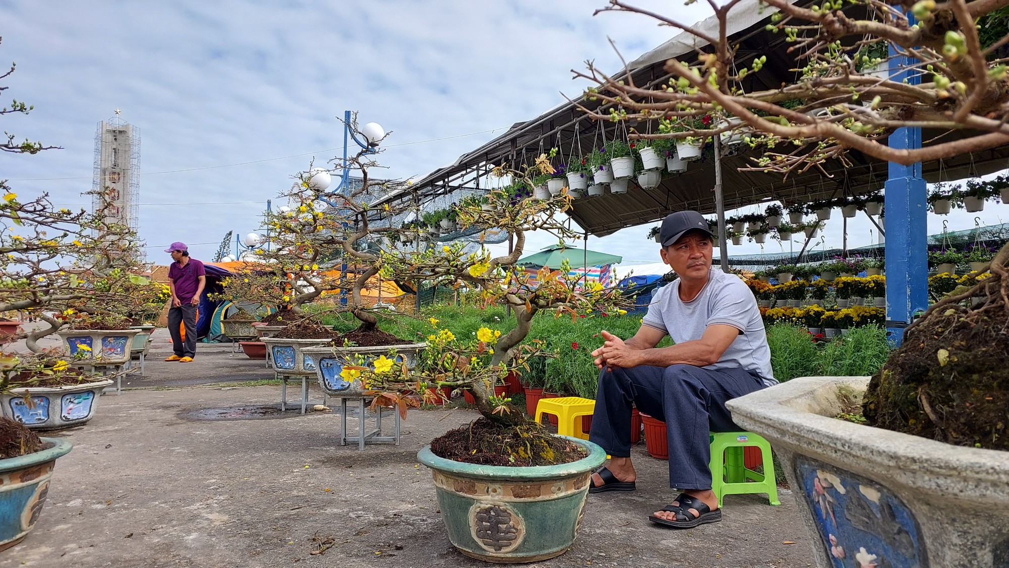 Hoa Tết Đà Nẵng: Hạ giá, sale sập sàn vẫn vắng người mua - Ảnh 6.