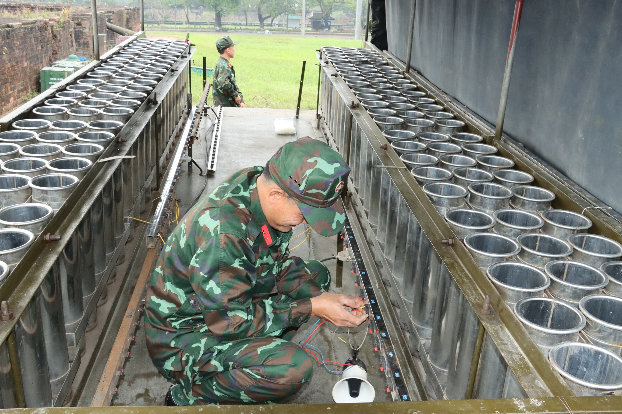 Cận cảnh những giàn pháo hoa sẵn sàng khai hỏa đêm giao thừa  - Ảnh 1.