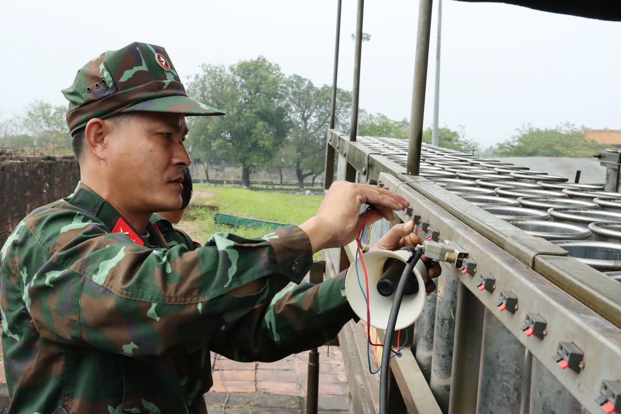 Cận cảnh những giàn pháo hoa sẵn sàng khai hỏa đêm giao thừa  - Ảnh 2.