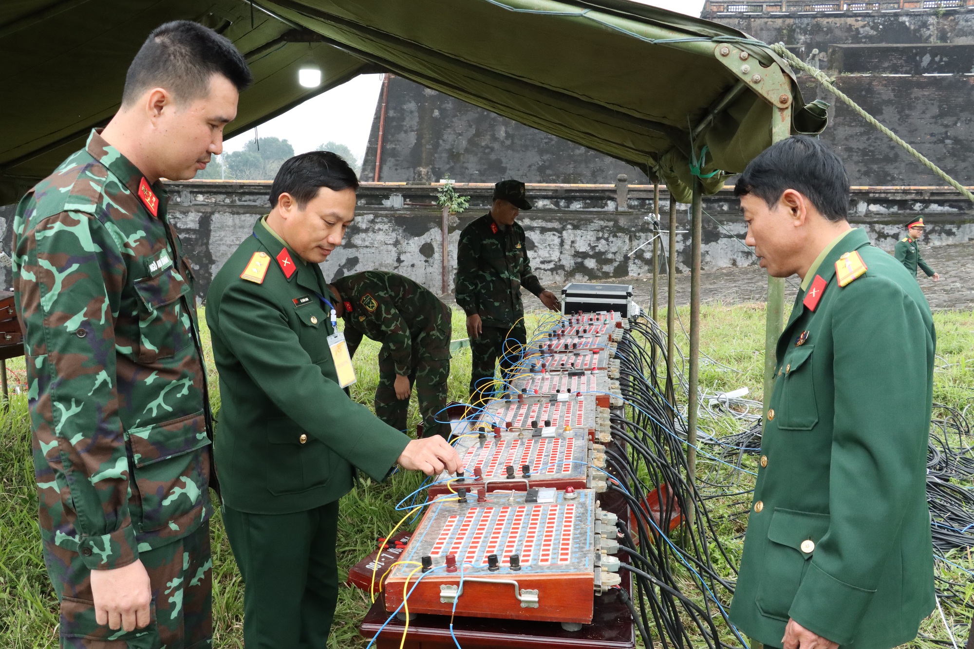 Cận cảnh những giàn pháo hoa sẵn sàng khai hỏa đêm giao thừa  - Ảnh 6.