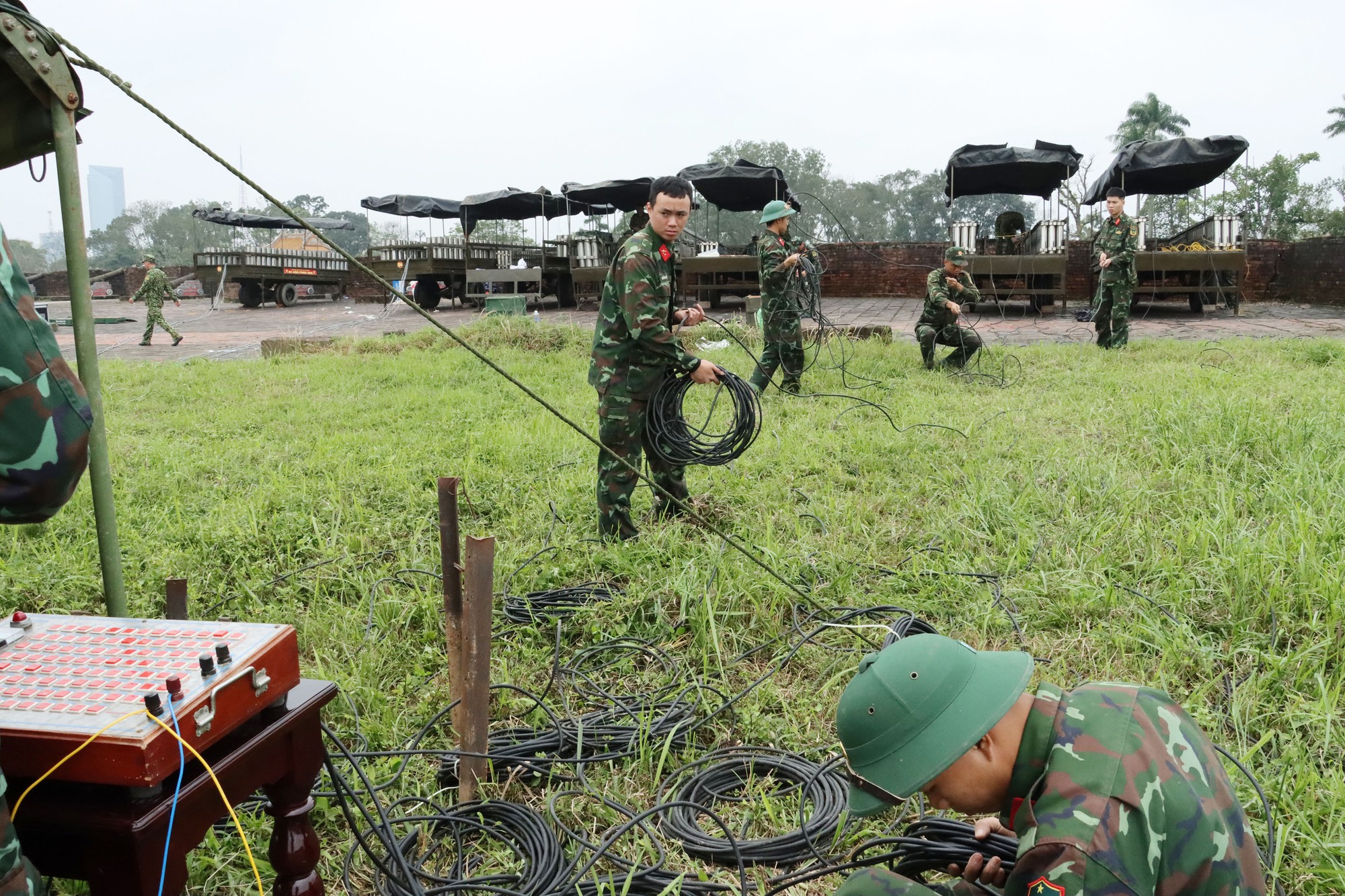 Cận cảnh những giàn pháo hoa sẵn sàng khai hỏa đêm giao thừa  - Ảnh 4.