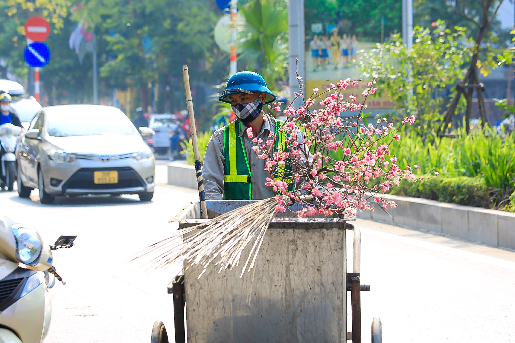 30 Tết, tiểu thương quyết chặt bỏ đào chứ không bán rẻ - Ảnh 12.