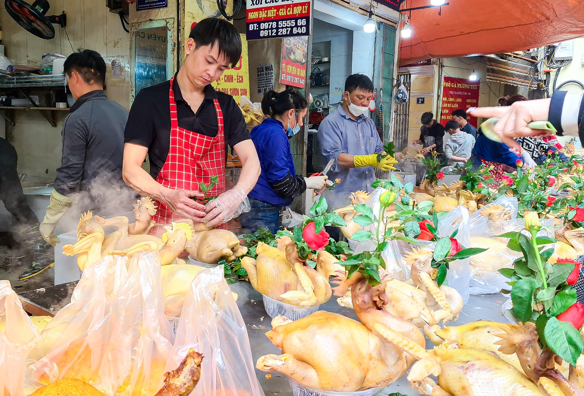 Người dân chen chân mua gà ngậm hoa hồng tại chợ nhà giàu - Ảnh 2.