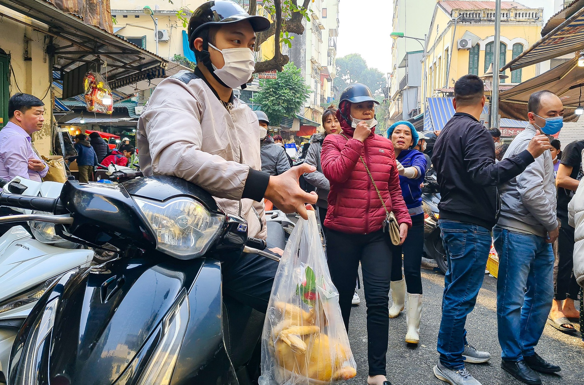 Người dân chen chân mua gà ngậm hoa hồng tại chợ nhà giàu - Ảnh 9.