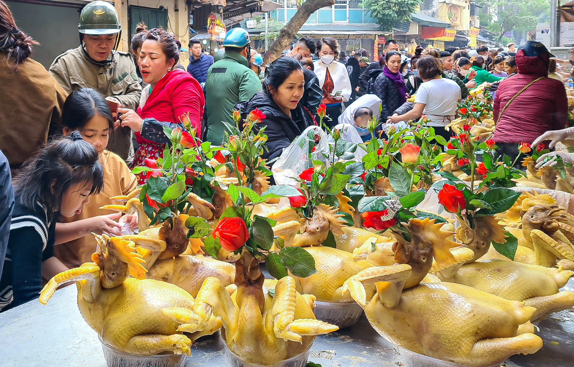 Người dân chen chân mua gà ngậm hoa hồng tại chợ nhà giàu - Ảnh 3.