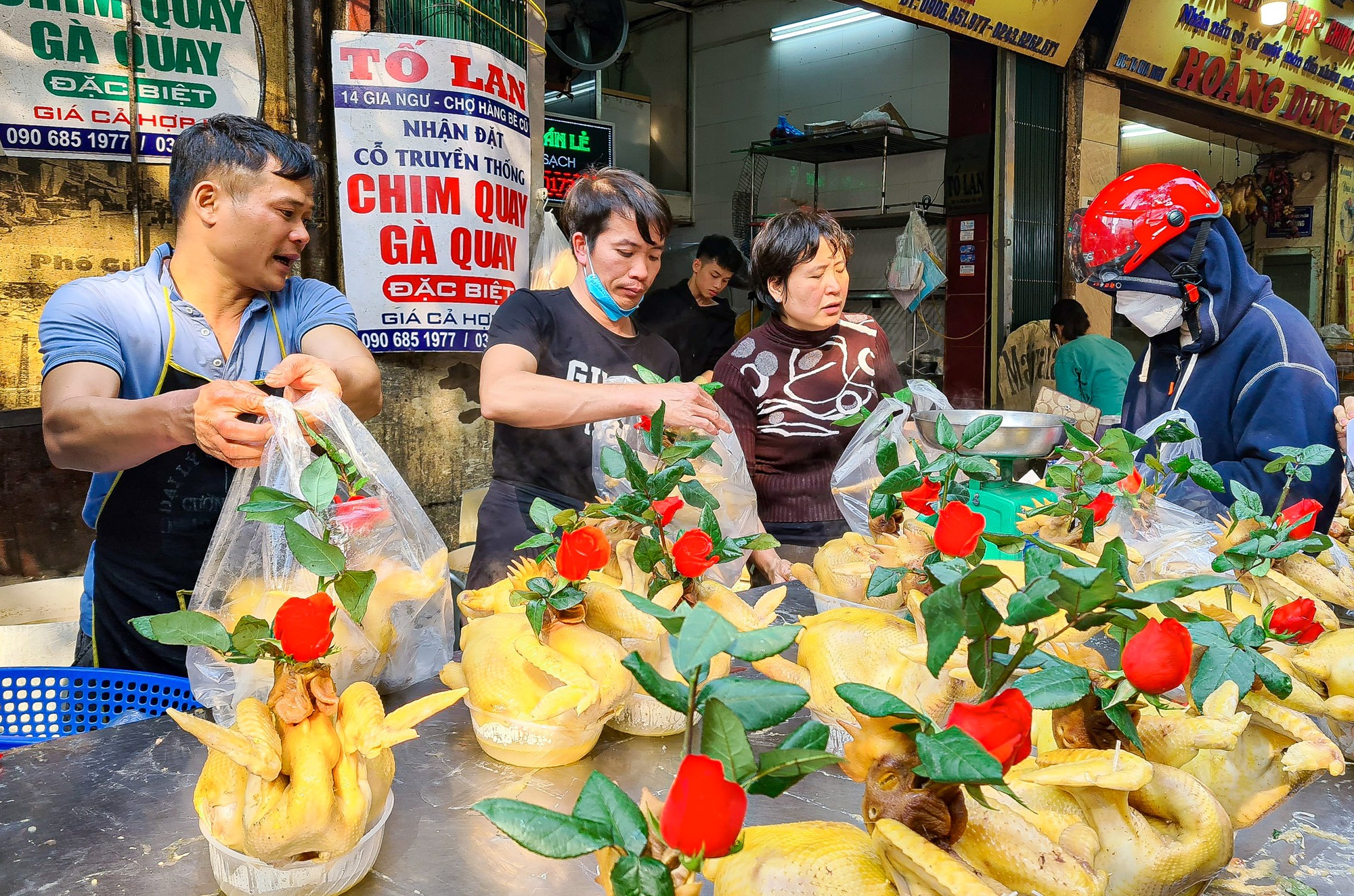 Người dân chen chân mua gà ngậm hoa hồng tại chợ nhà giàu - Ảnh 1.