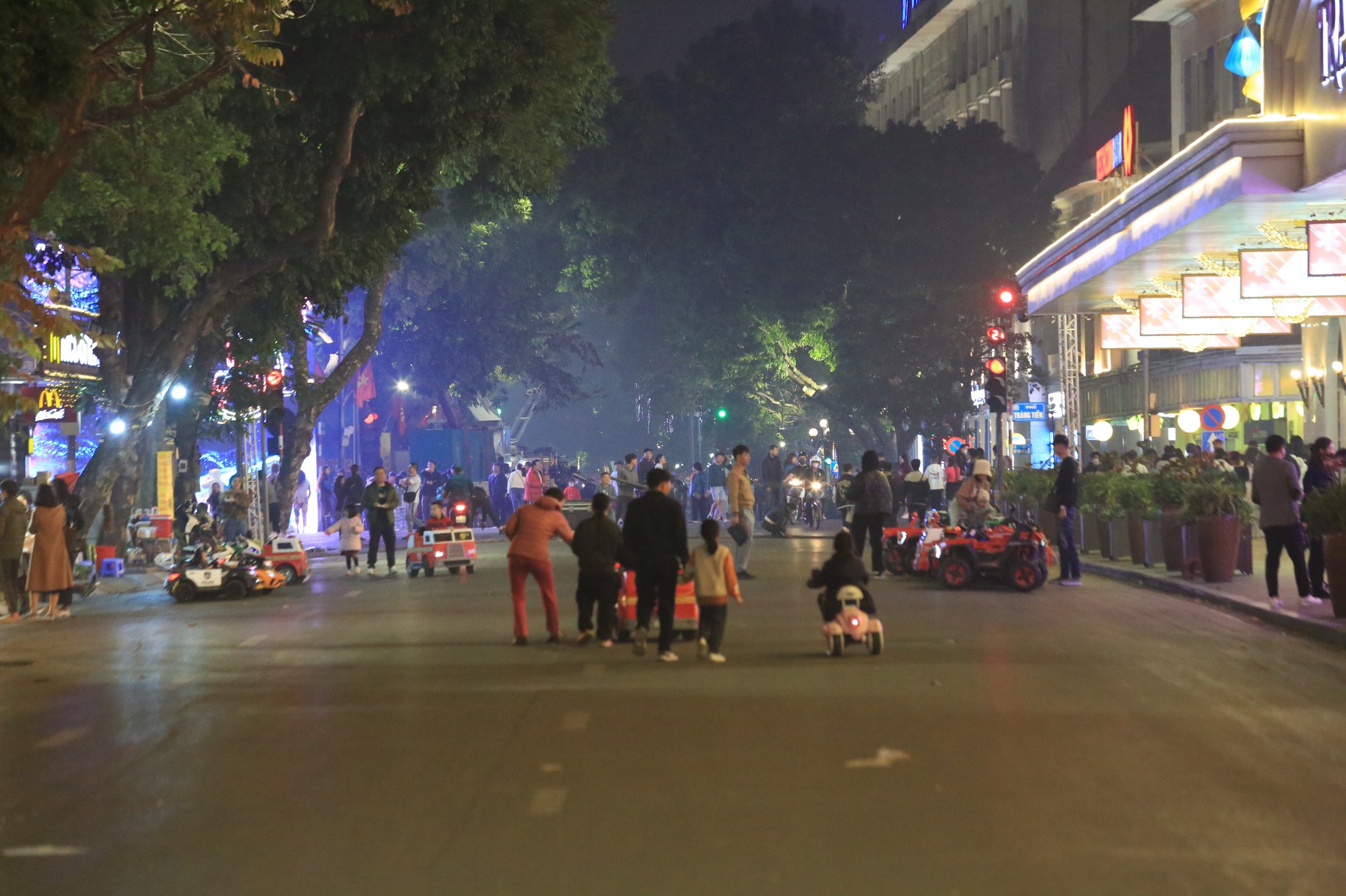 Người dân đổ về trung tâm TP Hà Nội đón giao thừa, xem bắn pháo hoa - Ảnh 13.