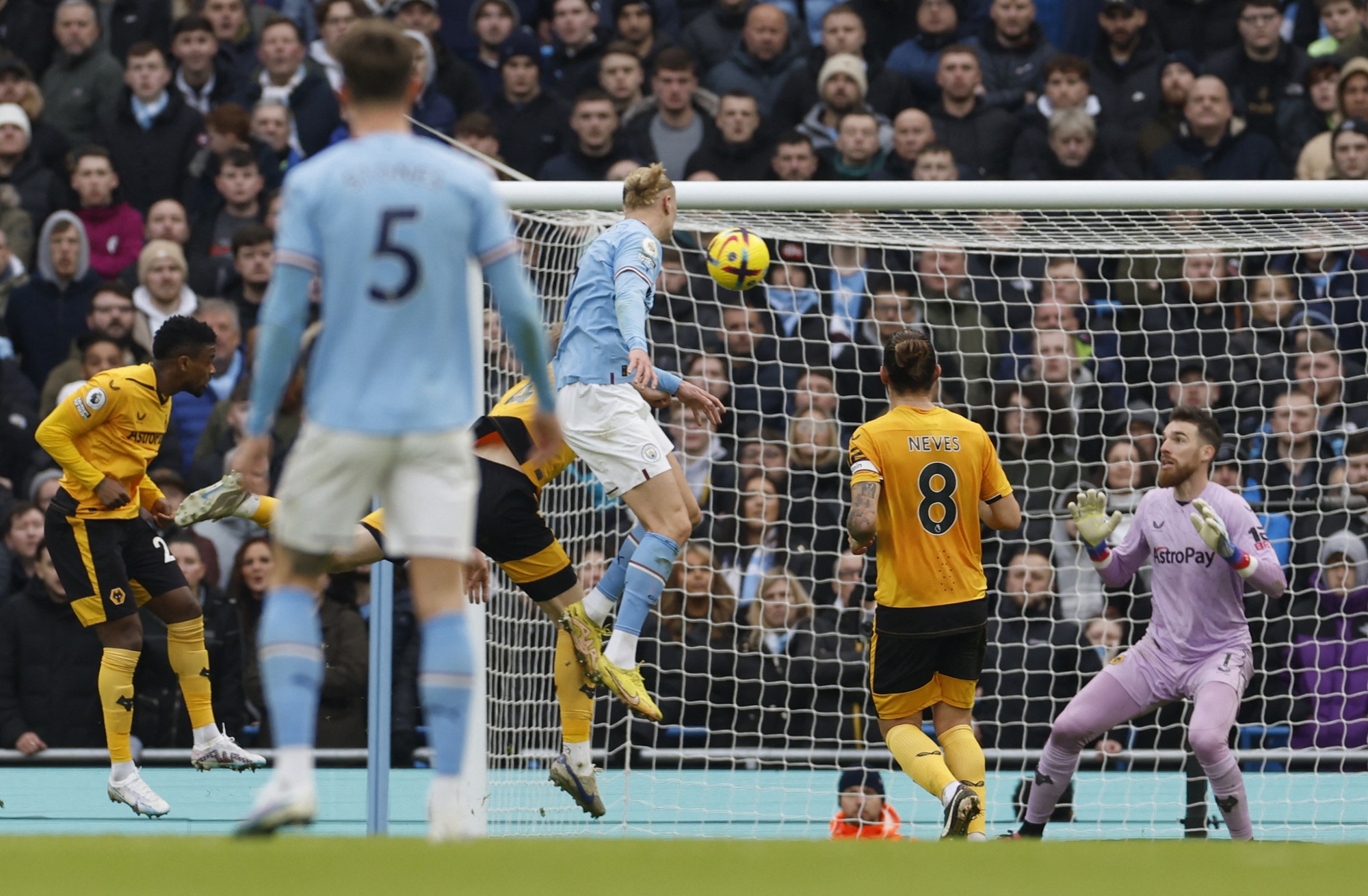 Haaland lập siêu hat-trick, Man City bám sát ngôi đầu Ngoại hạng Anh - Ảnh 2.