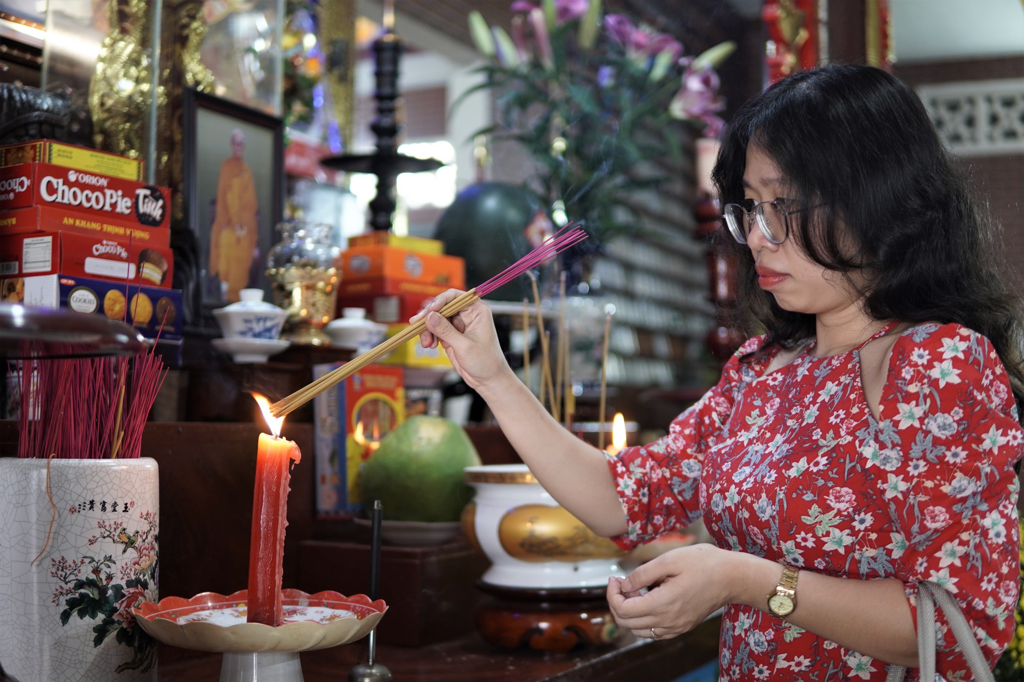 Người dân TP HCM tấp nập đi lễ chùa mùng 1 Tết, cầu năm mới bình ...