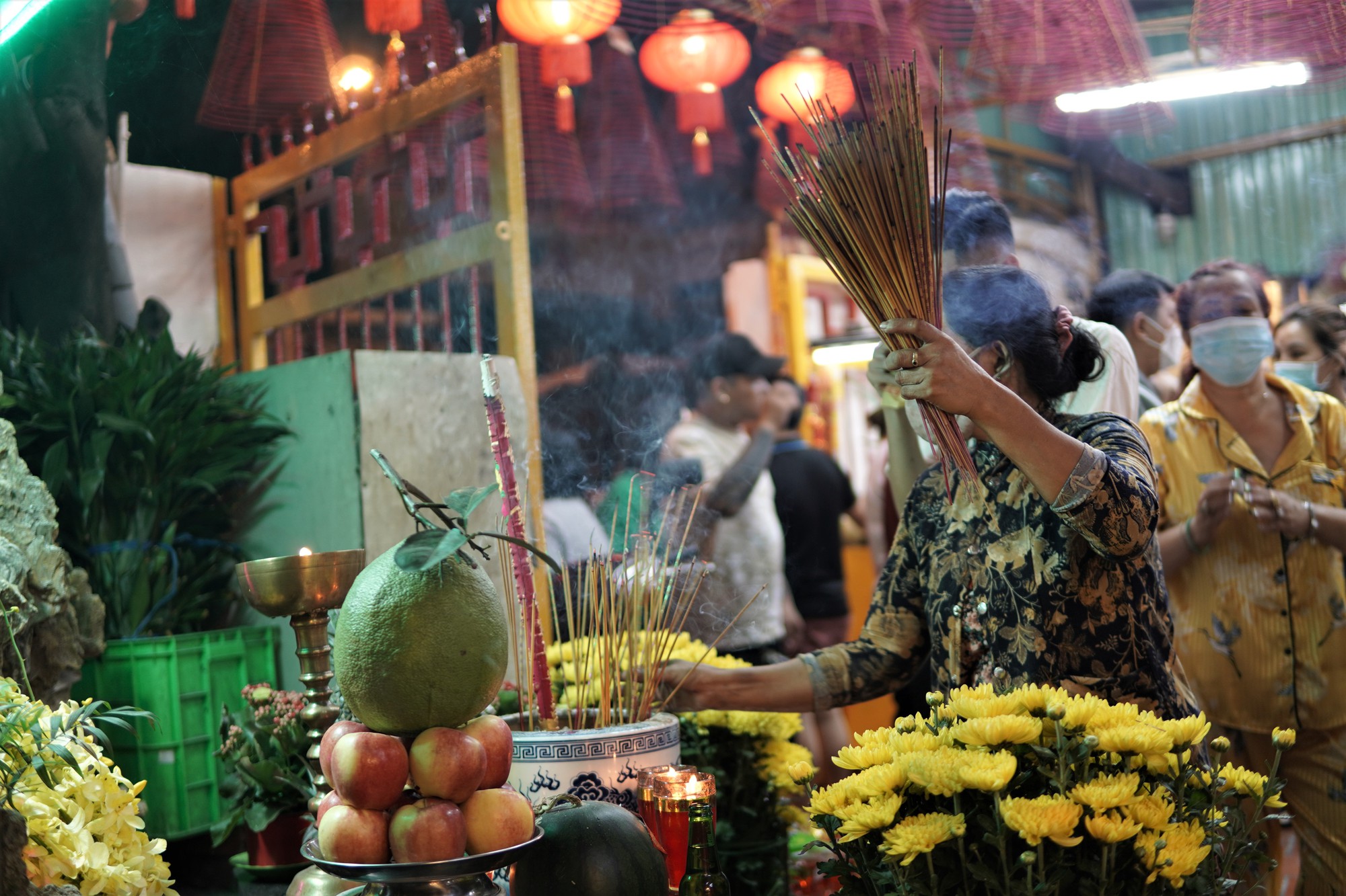 Người dân TP HCM tấp nập đi lễ chùa mùng 1 Tết, cầu năm mới bình an  - Ảnh 13.